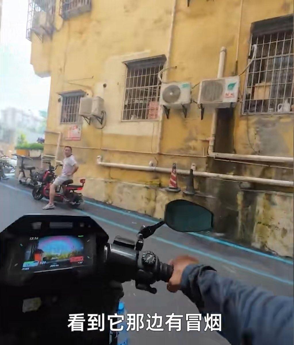 其实在现在我们的社会当中，外卖小哥往往
承担了很多其他的社会责任。
他们往往是最