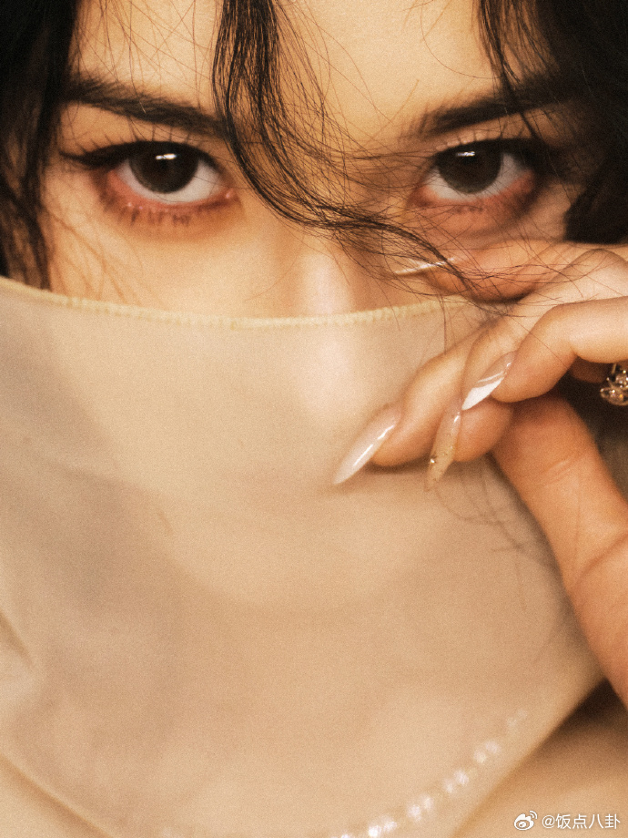 微博之夜红毯造型宋祖儿大漠圣女造型直接封神！微博之夜把拍摄搬去真实荒漠也太会了，