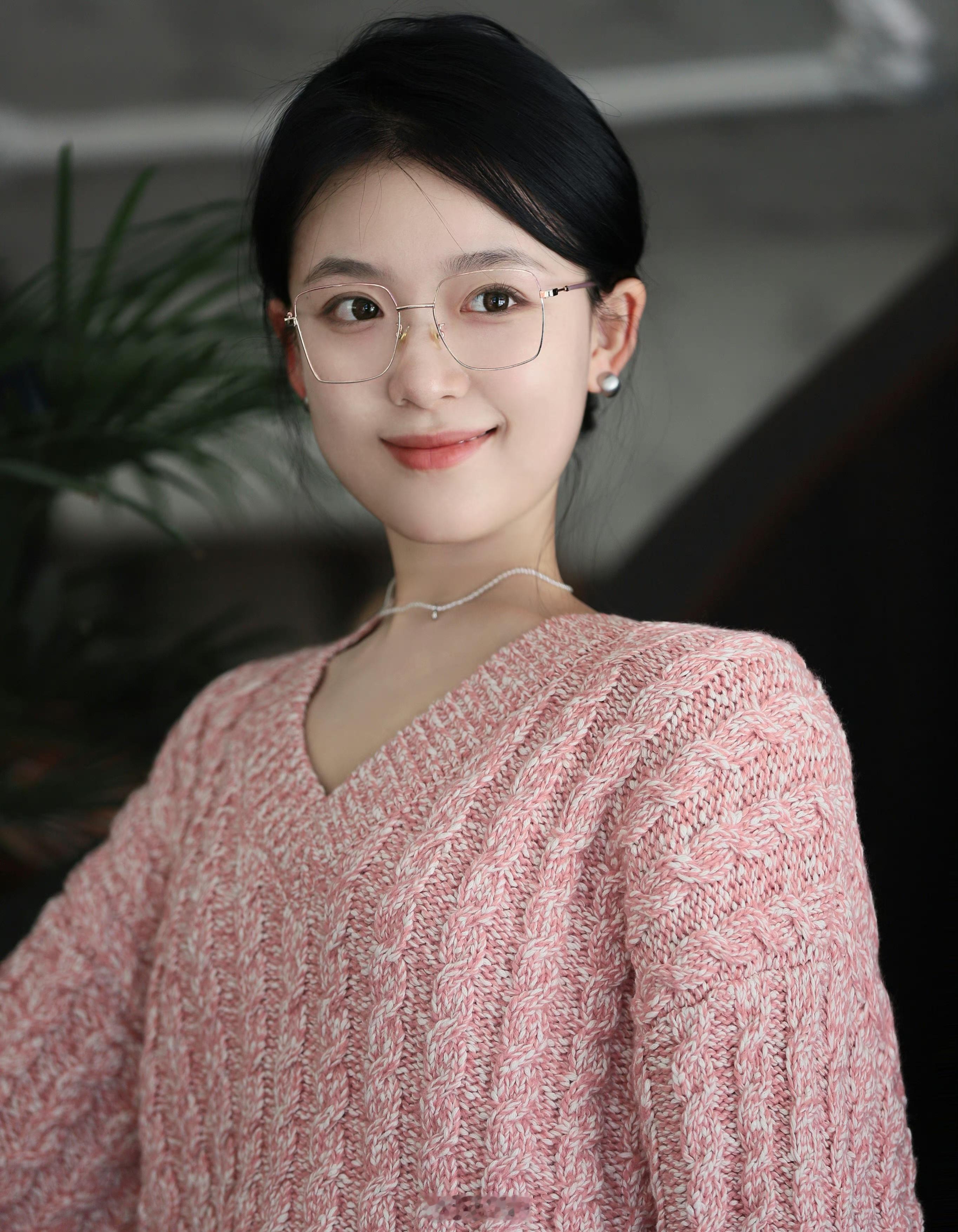 粉色的毛衣尽显小姐姐的温柔气质 ​​​