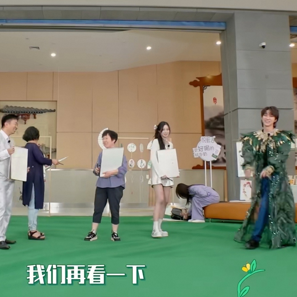其他组在玩游戏，大画家刘涛还在后面勤勤恳恳的创作