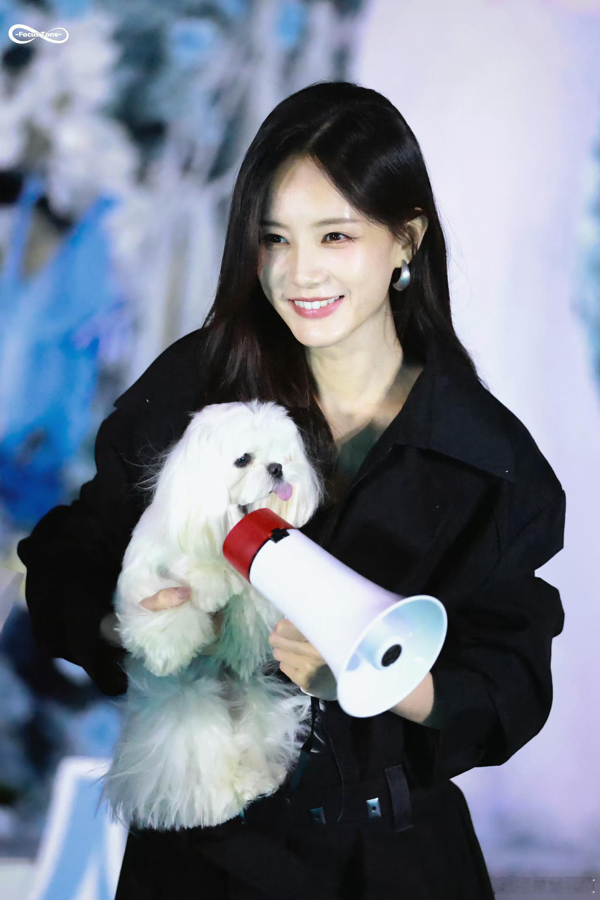 李一桐 美人落泪 《美人余》杀青现场，看到来到现场的粉丝李一桐直接就红了眼眶，叮