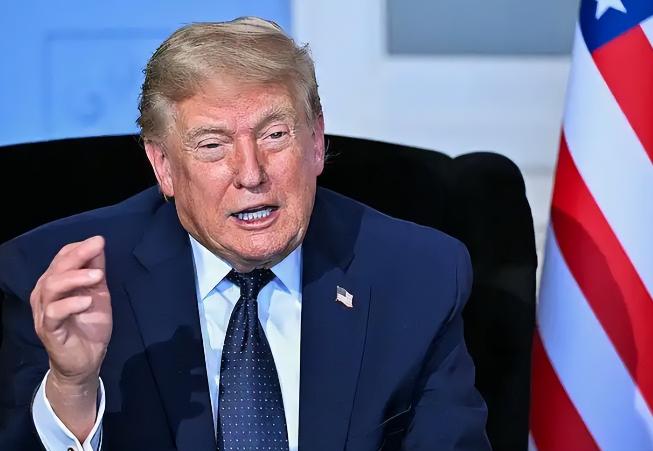 谁能想到，就在美国社会因一份停火协议陷入愤怒狂潮的时候，白宫那位向来以“美国优先