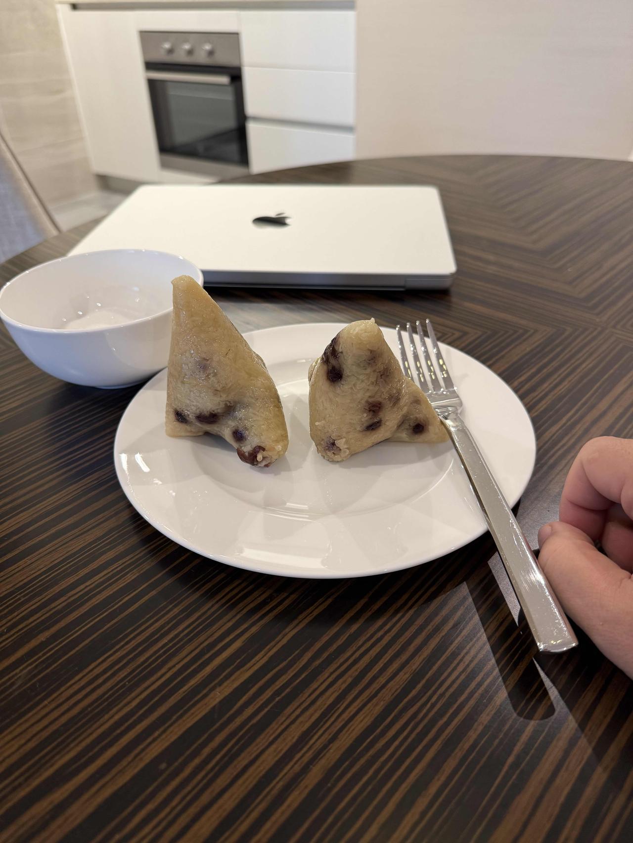 同事包了几个红豆粽子，当早饭了，算是承包这一天的快乐