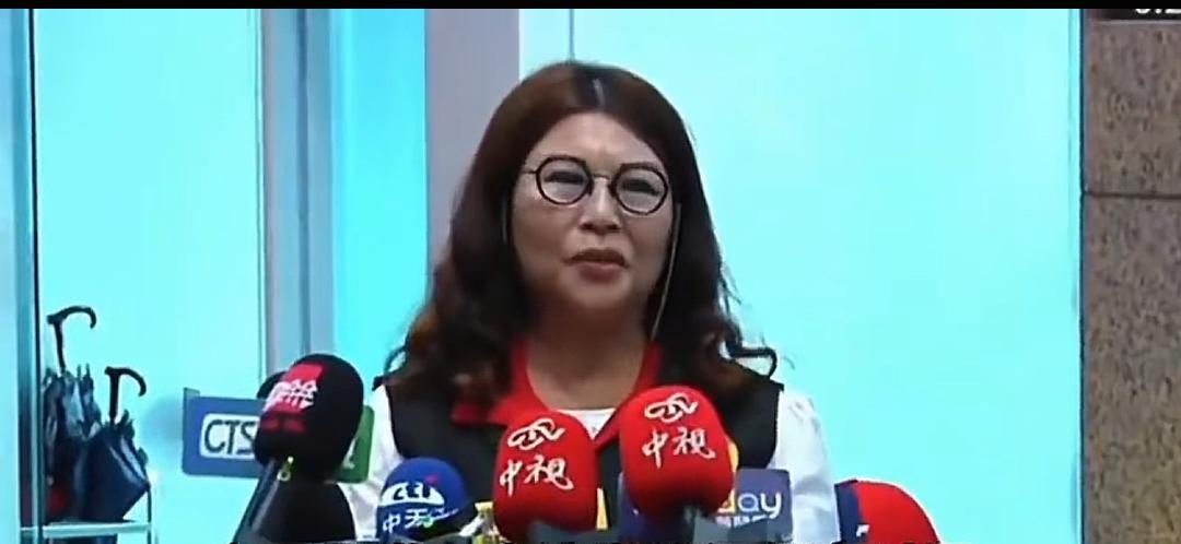 “你爸要是地下有知，会认你这个儿子吗？”。这是韩国瑜在最近的一次国民党内部会议上