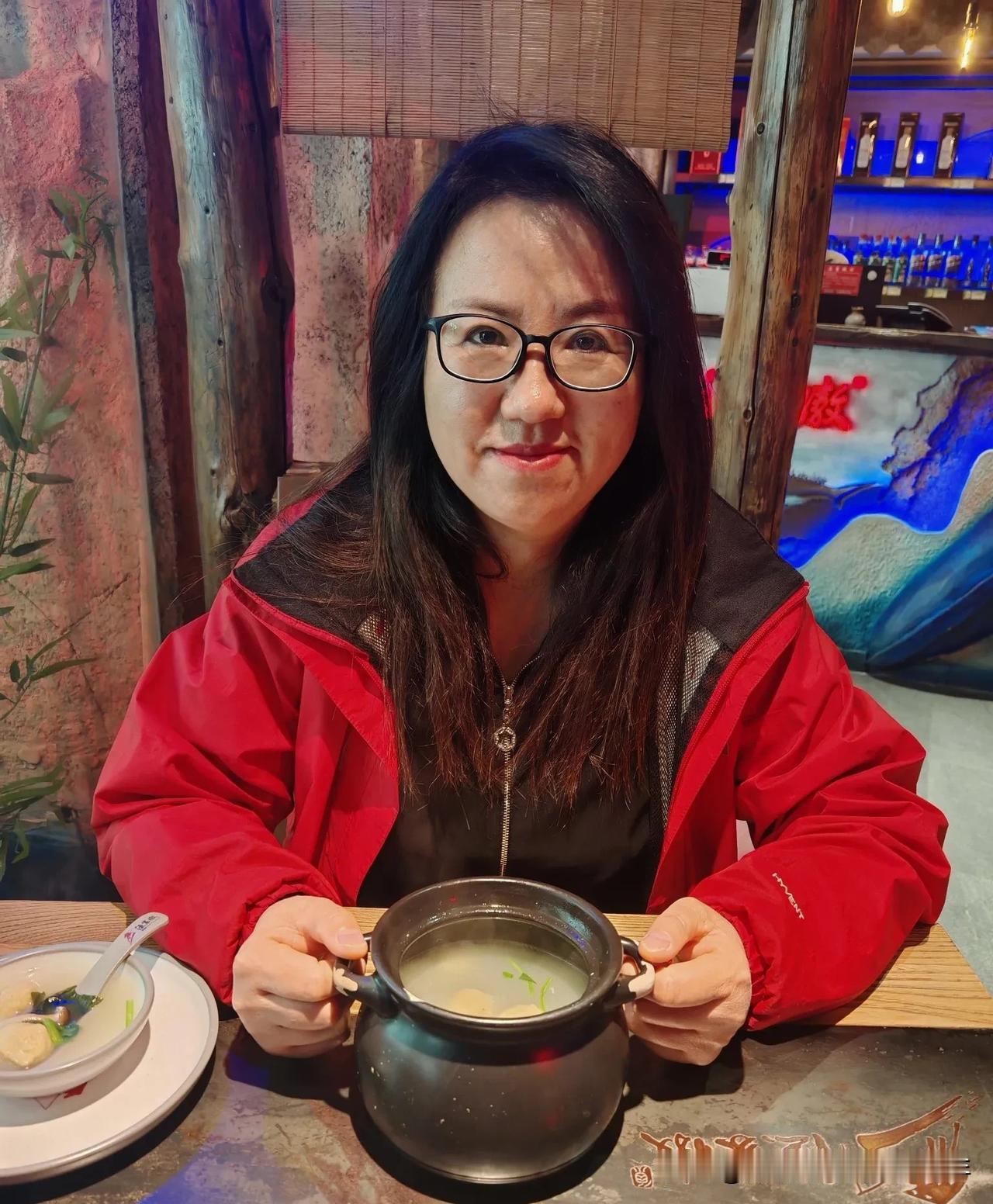 “聚会AA制，是无情无义无聊，没人味的表现。既然AA，聚，是多余的。思维卑微龌龊