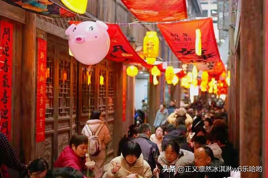年货大集为啥今年爆? 2026年春节前，年货大集爆火不是没道理。线下的年货大集、