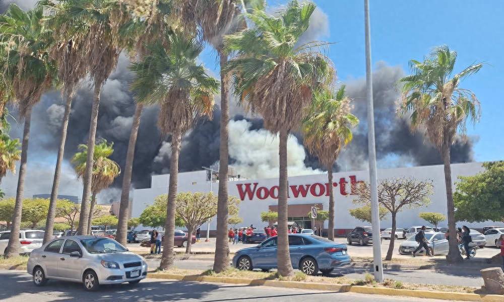 紧急突发！墨西哥一购物中心爆发特大火灾，冲天黑烟数公里外清晰可见，民众尖叫着仓皇