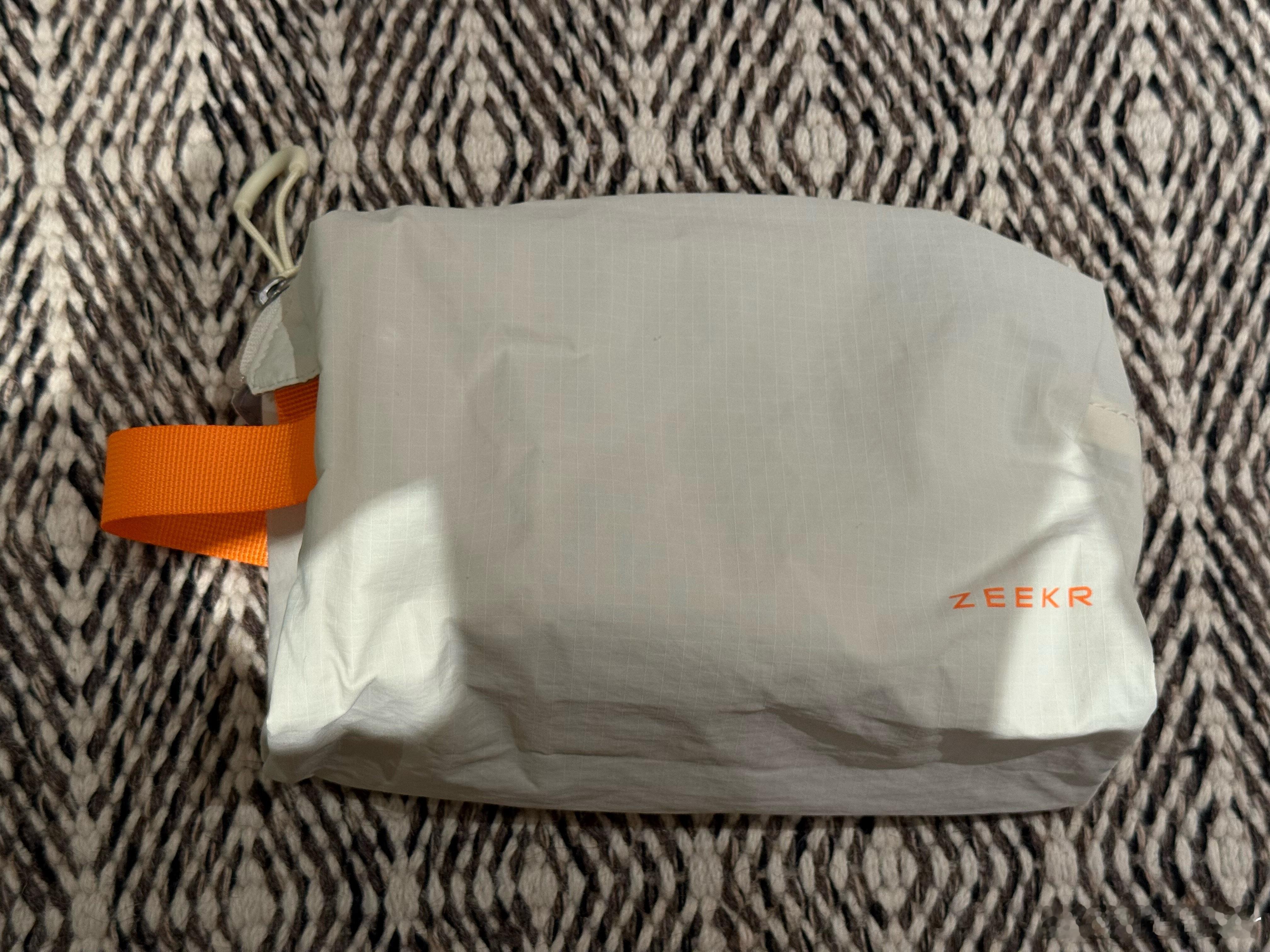 今天给大家抽一个极氪洗漱包老规矩评论就行静静宠粉来啦    ​  ​​​