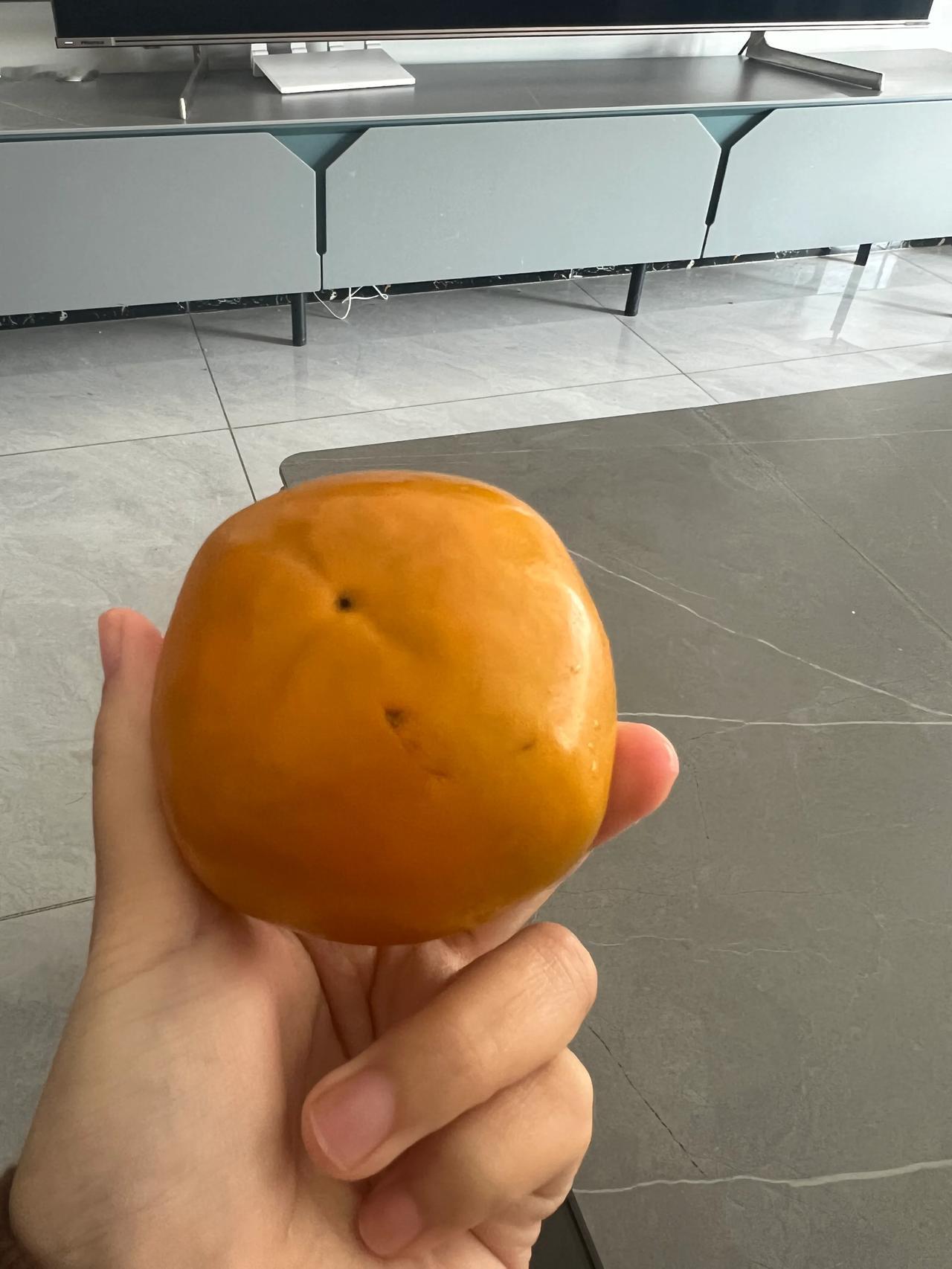 又到了我最喜欢吃柿子的季节了，柿子这个水果没什么好处，但是我十分喜欢，小时候不懂