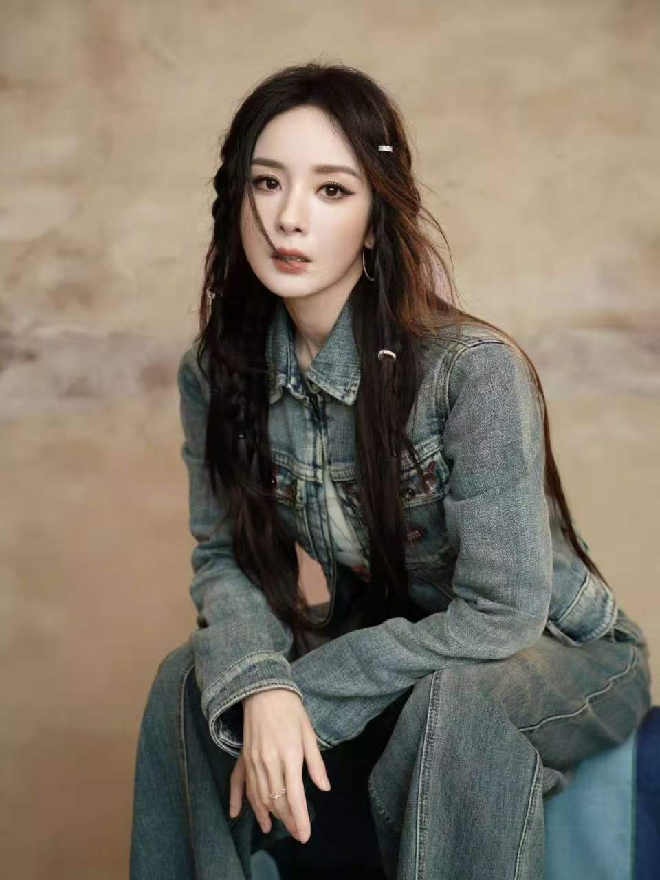 杨幂织进身影杨幂丹宁look杨幂丹宁look，太美了，