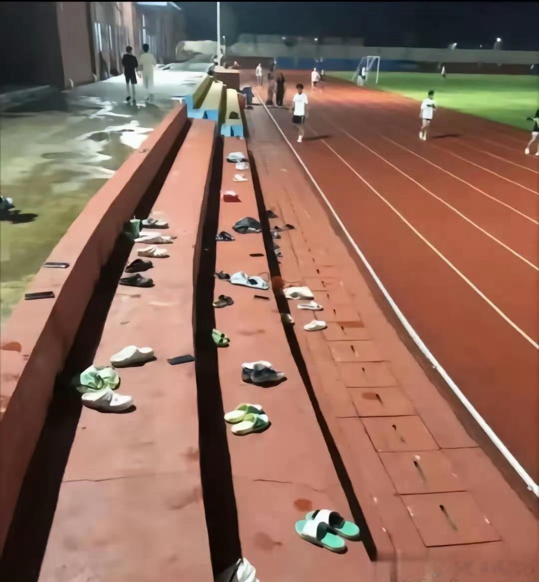 现在的大学生真的好单纯，手机这么随意的丢在地上…不怕别人顺走吗 