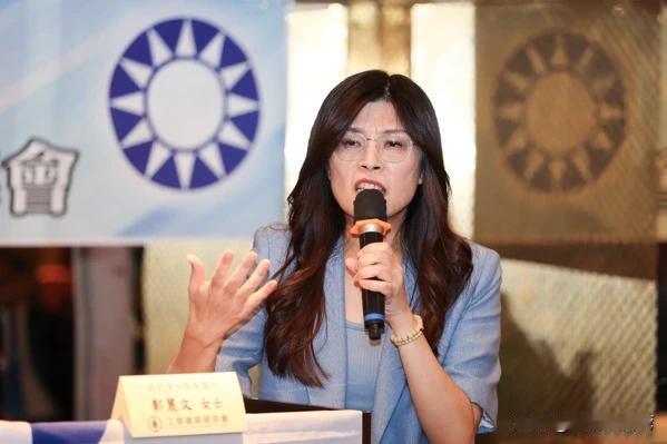 绿媒党政军搅动风浪，郑丽文当选引发争议
最近，台岛上围绕郑丽文当选国民党中常委的