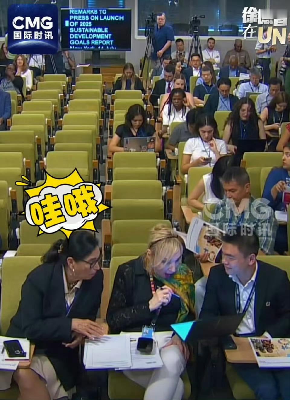 中国折叠电脑让外国记者哇哦8连 折叠电脑又给了外国记者不小的震撼，这个热度完全不