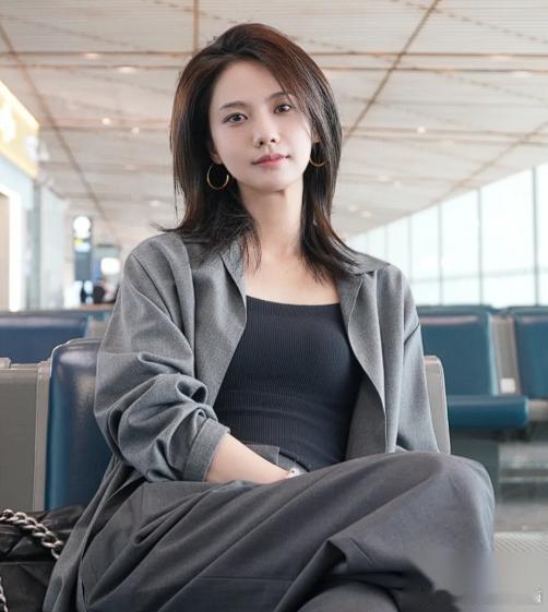为什么姜佩瑶之前一直不温不火？ 原因其实很简单。 不是演技不够好，也不是长相不行