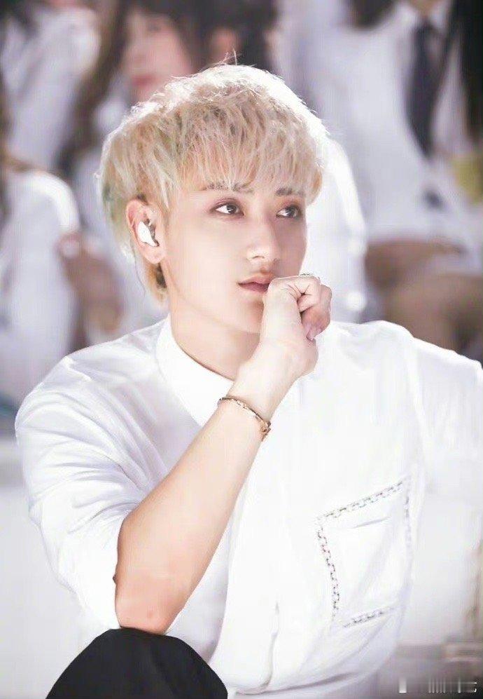 #全红婵回应为什么喜欢黄子韬#全红婵回国一下飞机发现粉丝应援团里边儿一个瘦高个儿