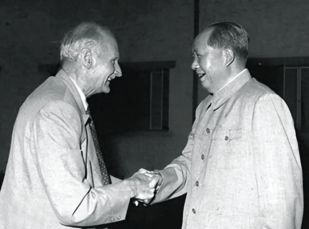 六十年代初，英国二战名将蒙哥马利元帅曾两次慕名到访中国，见到毛主席后佩服的五体投