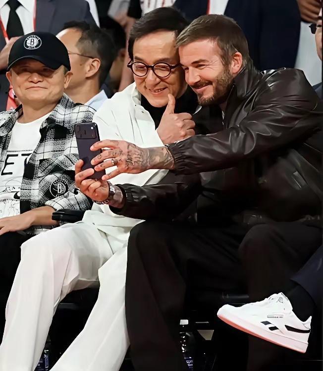 马云的脸色怎么怪怪的呢？
成龙也是的
一点也不给马云面子
只顾着拉着贝克汉姆拍照