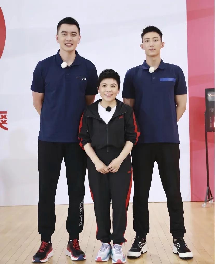 他渣就渣点吧！
谁让他帅呢？邓亚萍身高本来就是硬伤啊，肩膀都不到。

黄景瑜，直