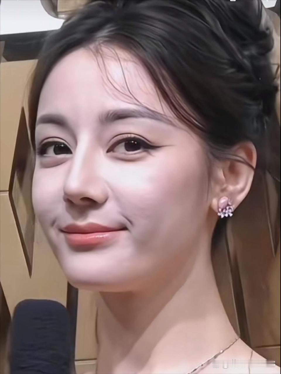 迪丽热巴高清相片暴露真实的样子。天呐，法令纹怎么这么明显呢？她明明才32岁呀！ 