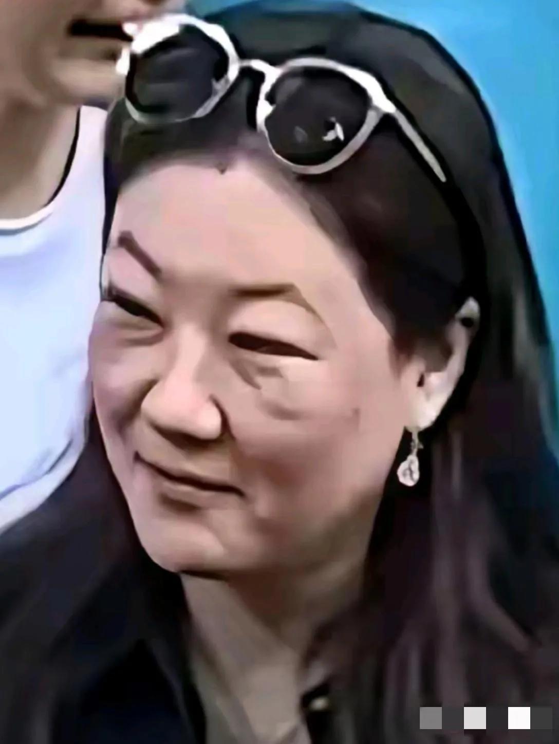 伏明霞的花期太短了，才40来岁就花容失色老气横秋啦，果然嫁给年龄太大的人，也会让