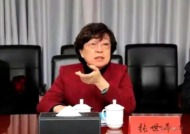 昨日，中纪委连打两“虎”，张世平、杨宏勇被开除党籍。

张世平是位“女副部”，曾
