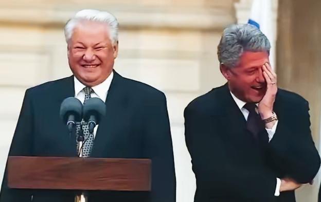 叶利钦和克林顿两人咋笑的这么开心啊？
两人的笑容是不是有点夸张啊？
这是在谈论什