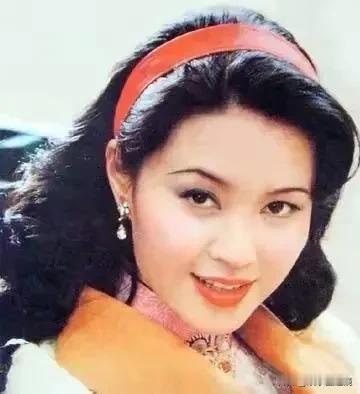 照片中这个女演员年轻的时候很漂亮，老了之后大变样，简直找不到这两张照片的共同点，