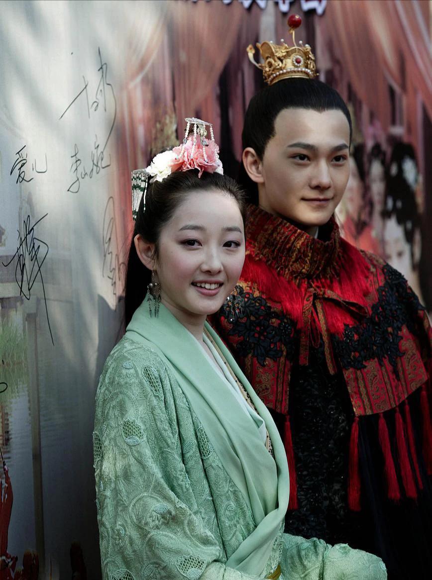 蒋梦婕扮演的林黛玉，虽然不胖，但是，脸蛋有一点婴儿肥真的很让人出戏！与原著形象，