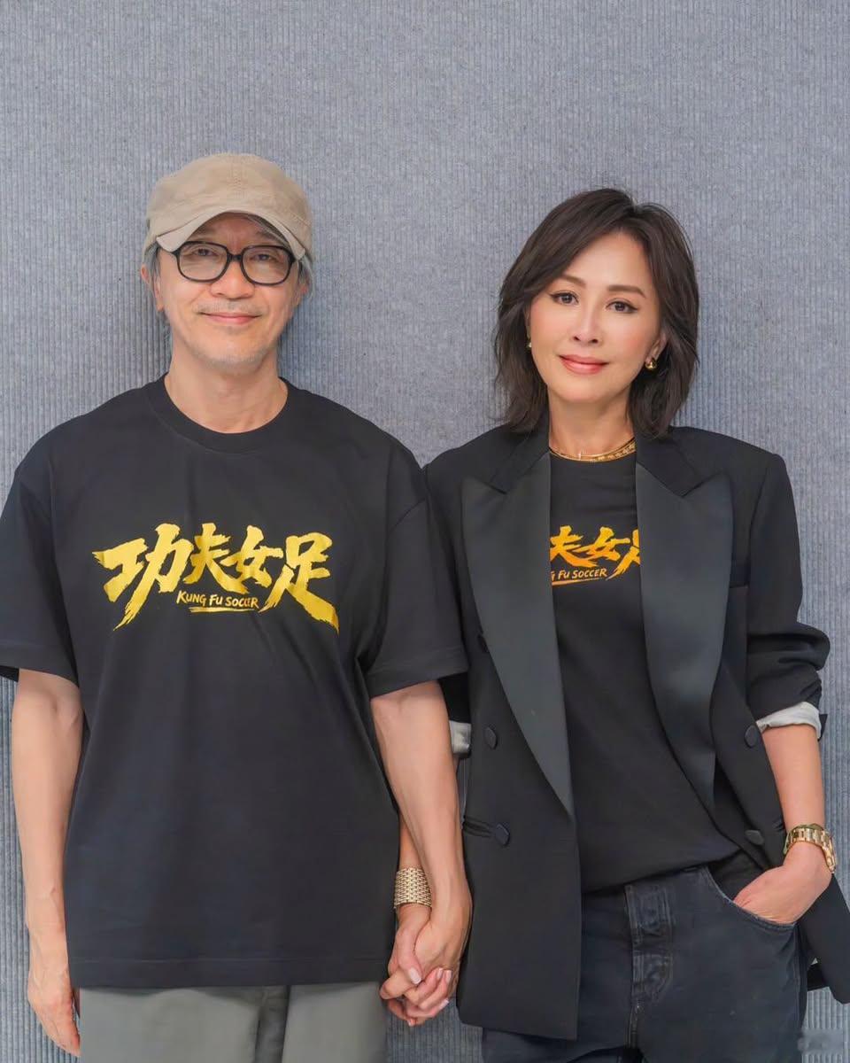 周星驰，刘嘉玲携手亮相《功夫女足》香港谢票场 