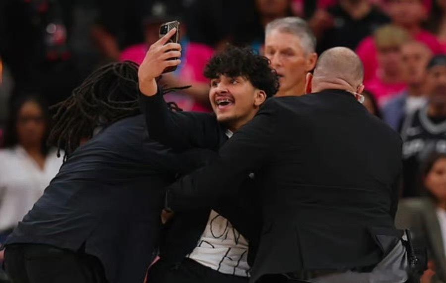 NBA总决赛球迷冲场这波操作…给文班都看笑了，球迷的疯狂给裁判都惊呆了，第二场安