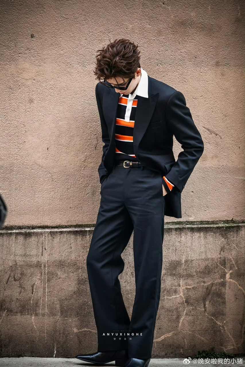 王安宇黑底橙白条纹针织衫王安宇条纹针织衫造型