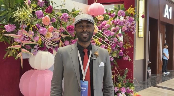 埃塞俄比亚记者Teshome：牡丹漂亮、芳香，颜色与质地极具特色，更承载着丰富的