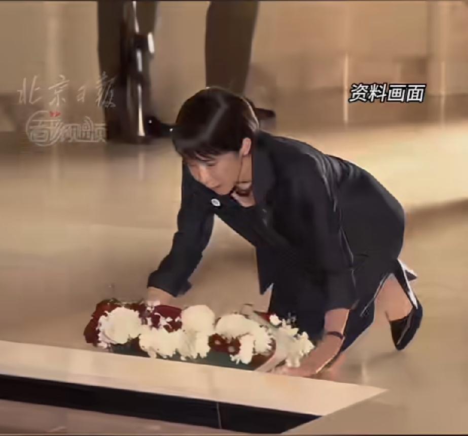 这是又去拜他们老祖宗去了，祈祷什么呢？祈祷日本国民不被美国人杀害，还是祈祷美军基