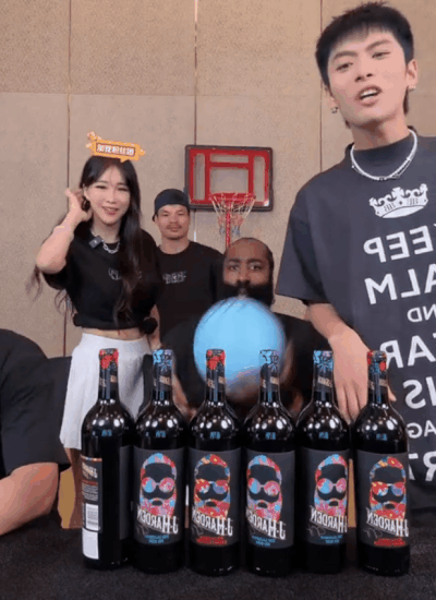#哈登# 今日，NBA球星哈登现身某主播直播间推销红酒，6瓶售价1xxx元并赠送