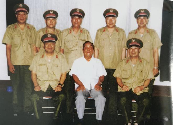 1985年，杨尚昆来到广州，和广州军区的首长们留下一张十分珍贵的合影。合影中，杨