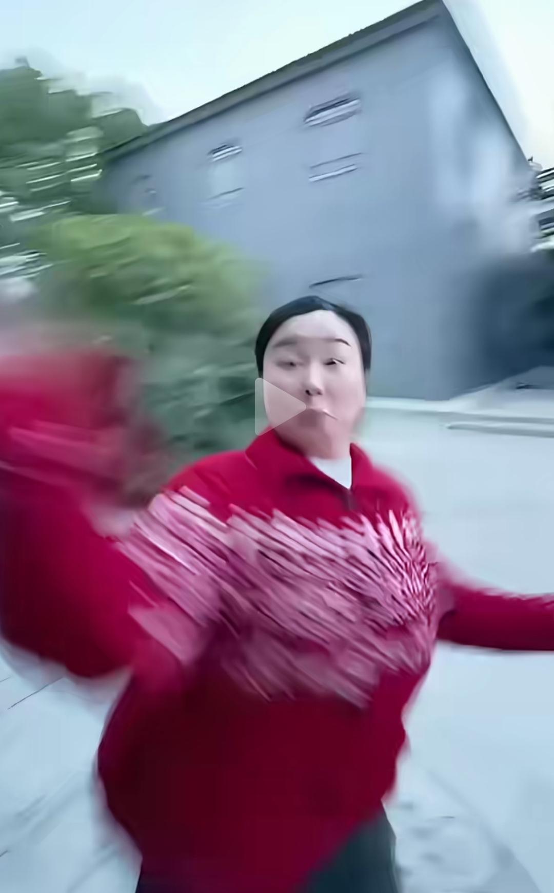 一中年女子，迈着娇滴滴的小碎步，带着久旱逢甘露的笑容奔向老公。本以为接下来会是偶