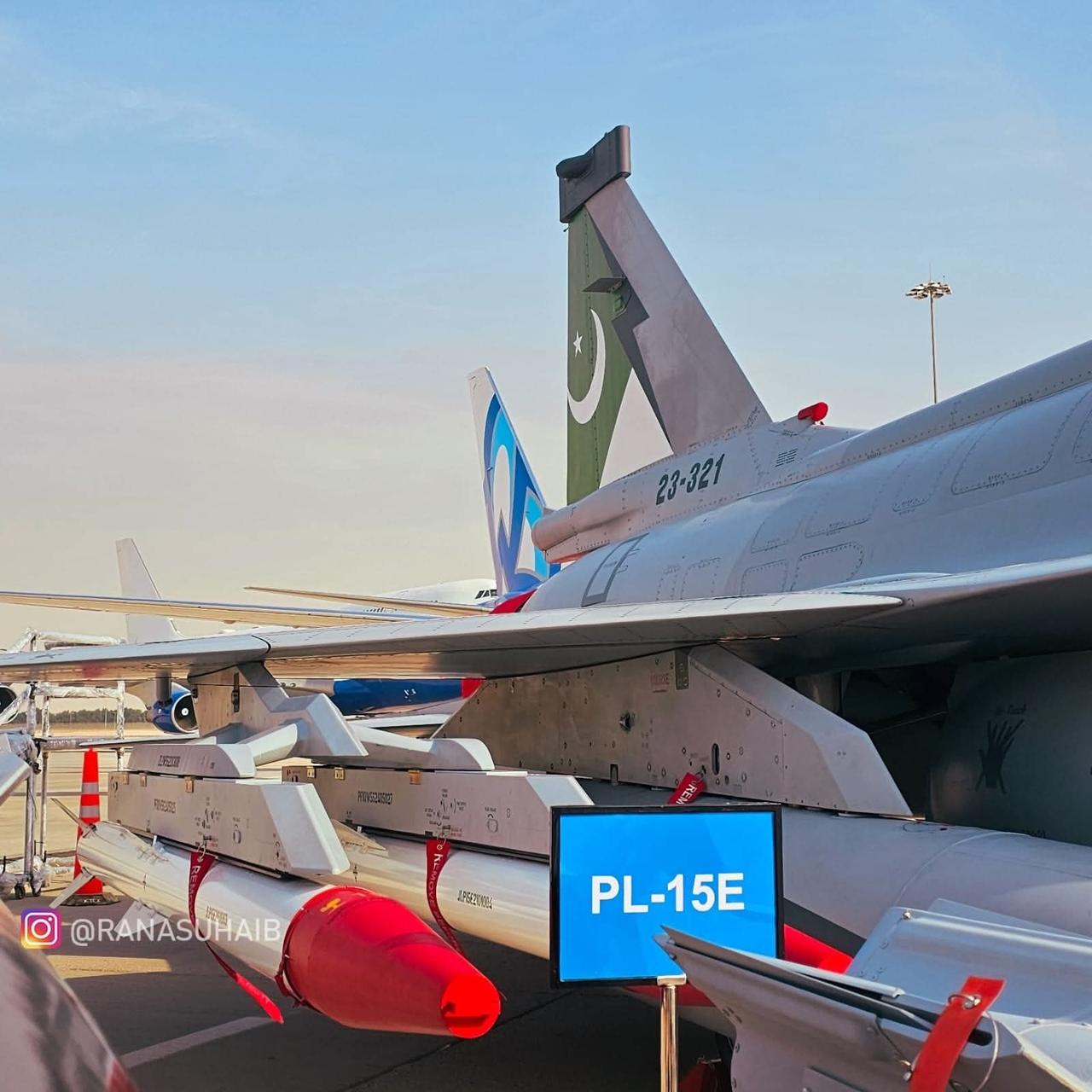 经过实战检验的PL-15E空空导弹和CM-400AKG超音速远程空地导弹随JF-