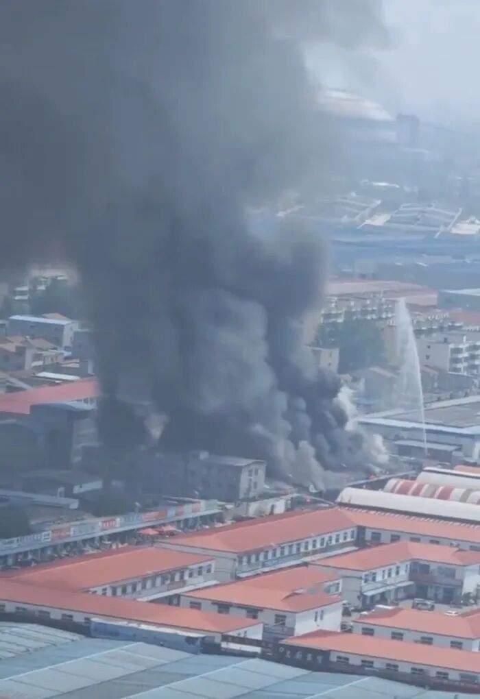 河南商丘那个310农贸市场突然“发火”了，干鲜货仓库里的花生木耳直接化身“助燃剂