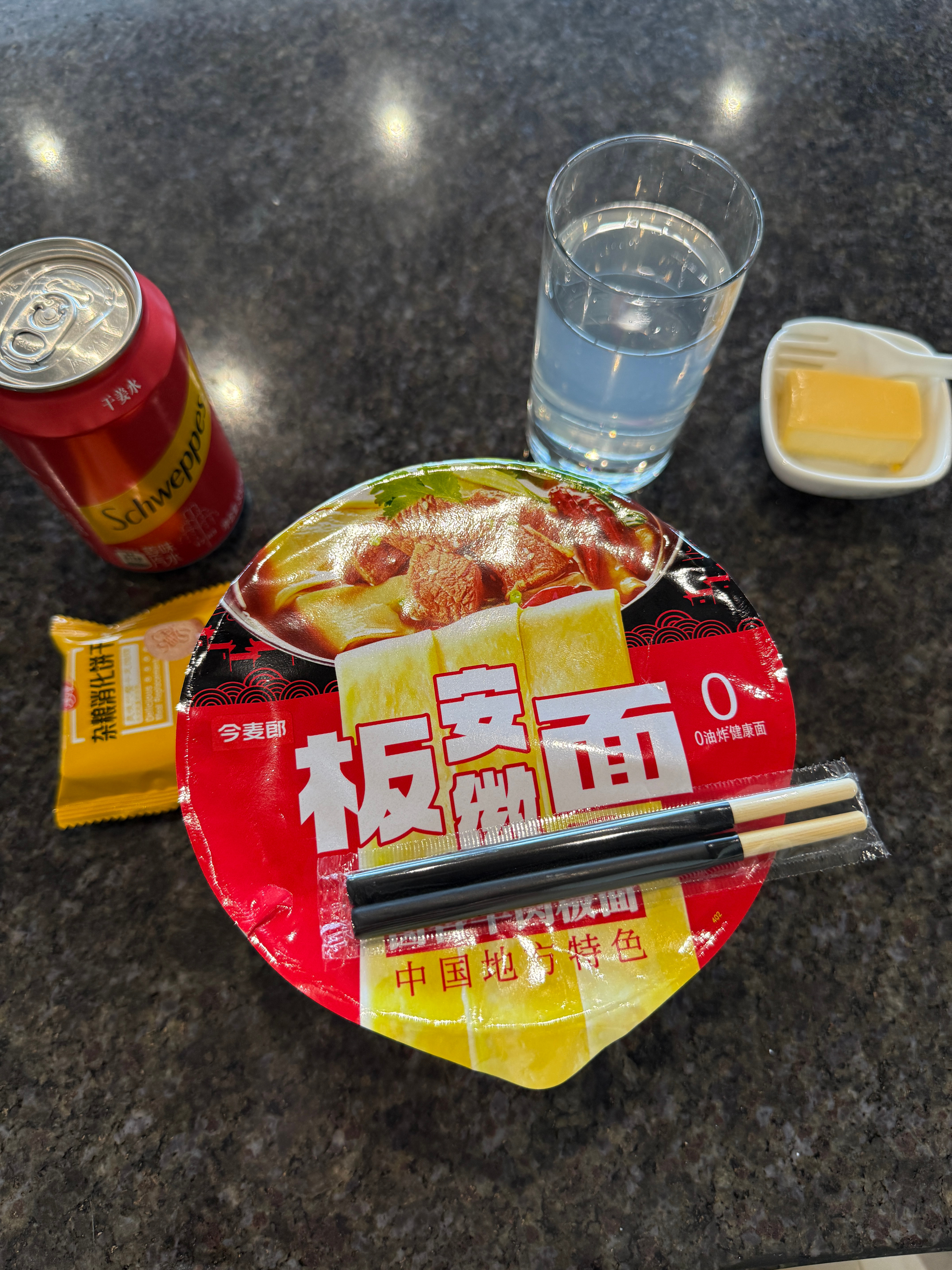 午饭时间，挺好吃的，就是吃起来不太体面今天小卷长胖了吗