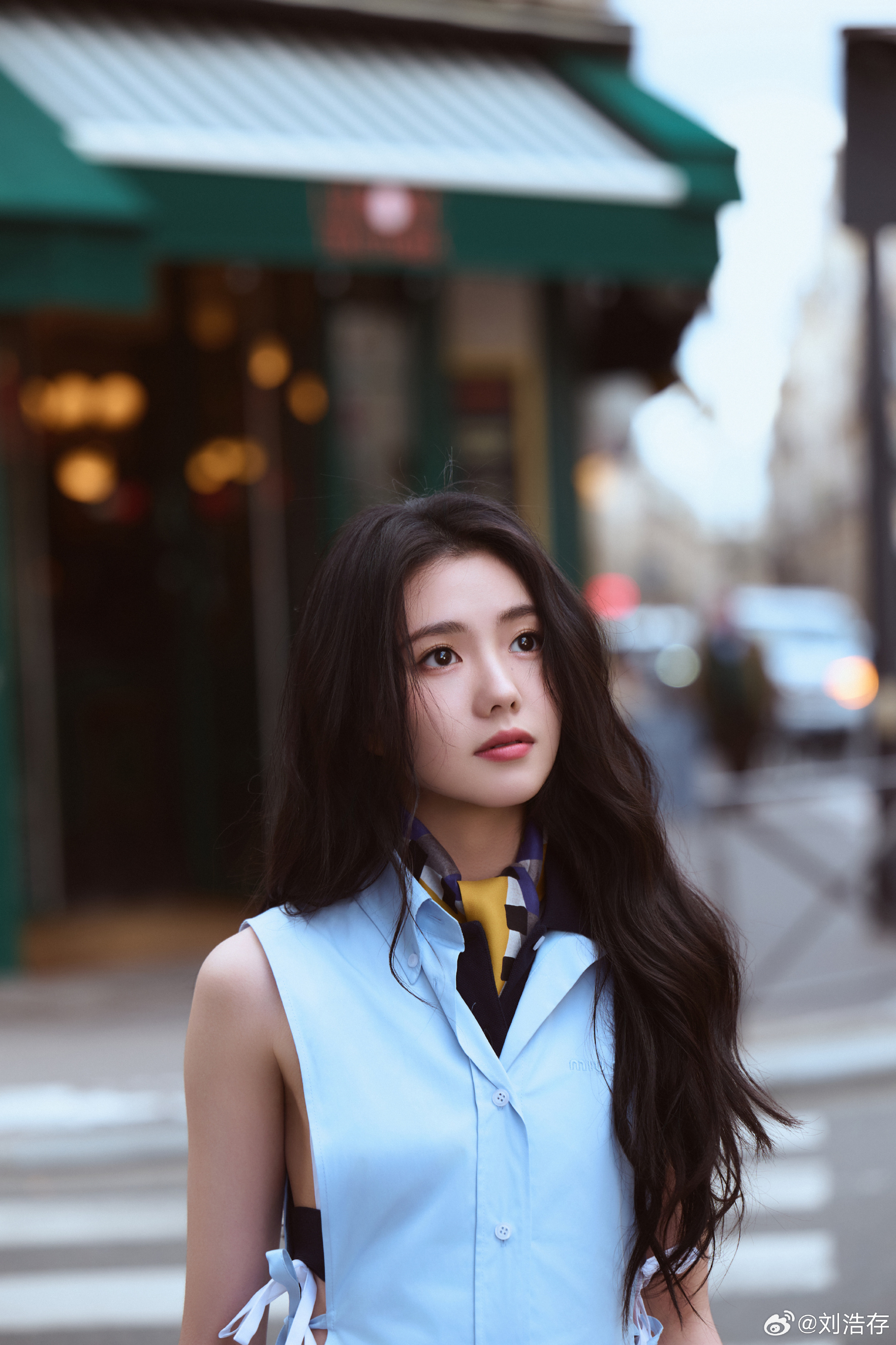 刘浩存 还有我的老鼠干 阳光明媚，太漂亮了，和miumiu好适配！春晚舞台惊艳亮