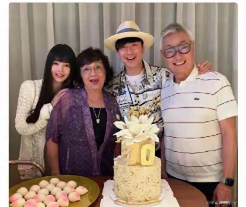 2025年末，44岁的林俊杰与23岁美籍华裔网红七七的恋情引发全网热议。这段相差