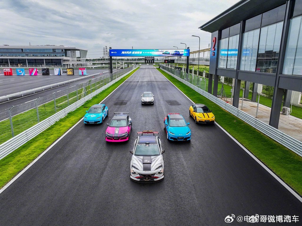 海豹06GT赛道开燥实力炸场最近，比亚迪旗下各品牌都在郑州赛车场举办赛道日活动。