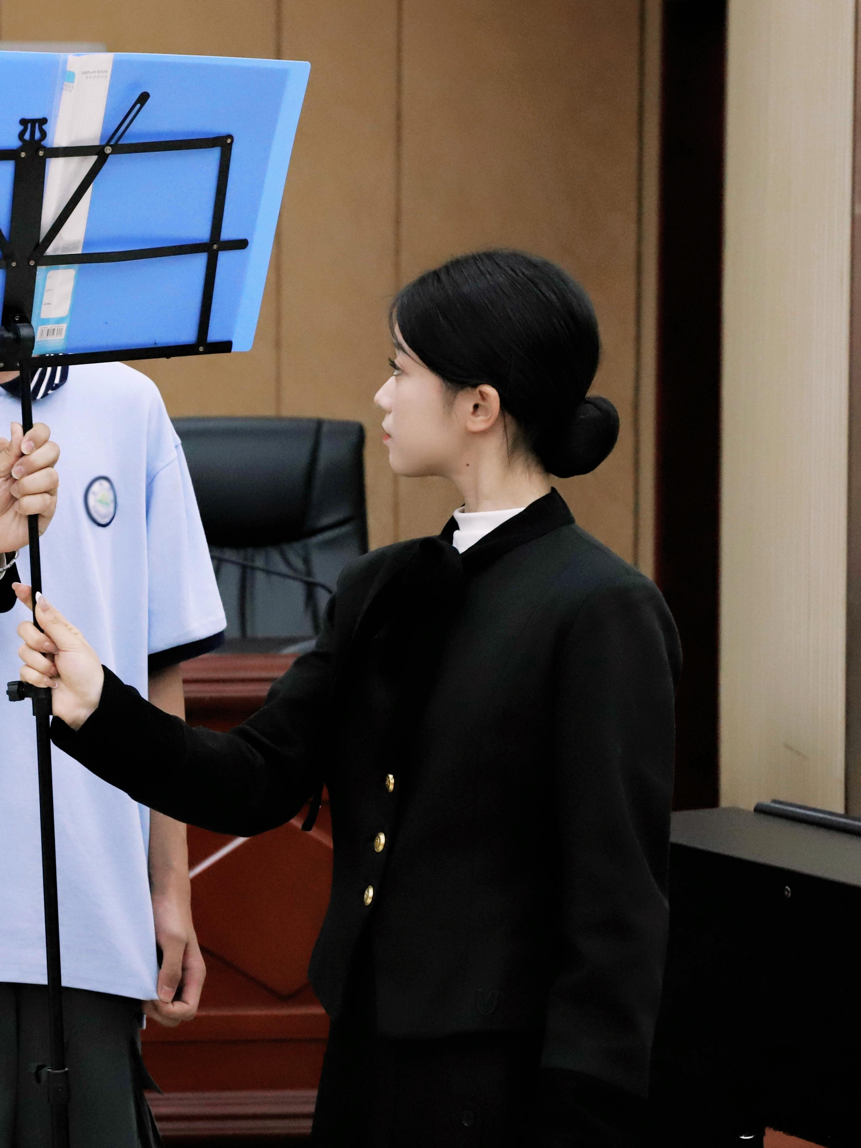 将头发梳成大人模样，换上一身帅气西装🤵‍♀️ ​​​