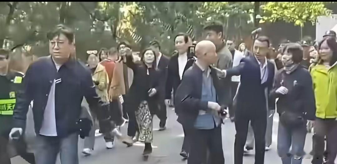 艺人你就是一个普通人，
不要把自己搞的那么高了，
我们邀请单位也不要搞的那么卑微
