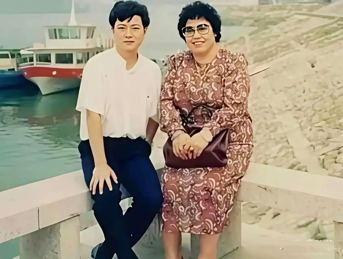 陈丽华对迟重瑞说：“迟先生今天话有点多。”他立刻闭嘴。
36年婚姻，这是他们相处