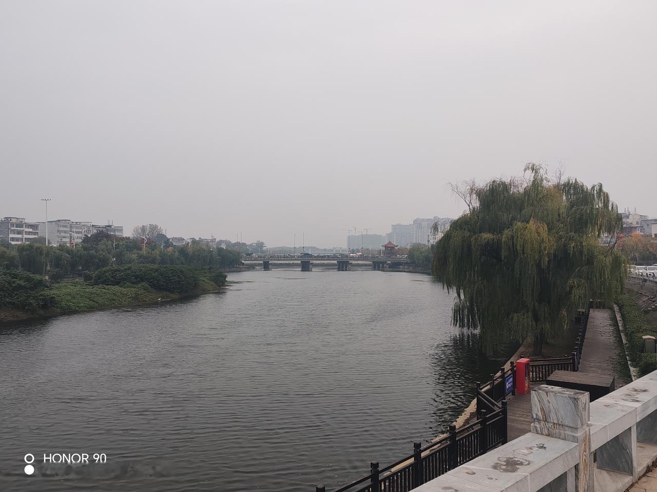 哪里是什么黄金岁月啊！这个年纪有着诸多无奈，在生活里不上不下，分明就是尴尬的存在