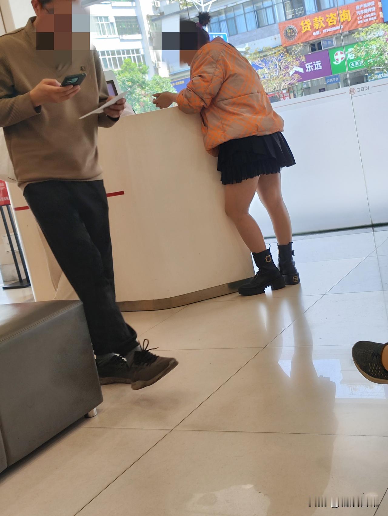 今天去银行办事，见到一个女人，不是知道他是热还是冷，说他是冷吧，他下半身又穿超短