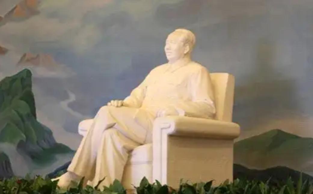 1977年毛主席纪念堂雕像风波：数吨汉白玉坐像险被推倒，一束鲜花化解危机

麻烦