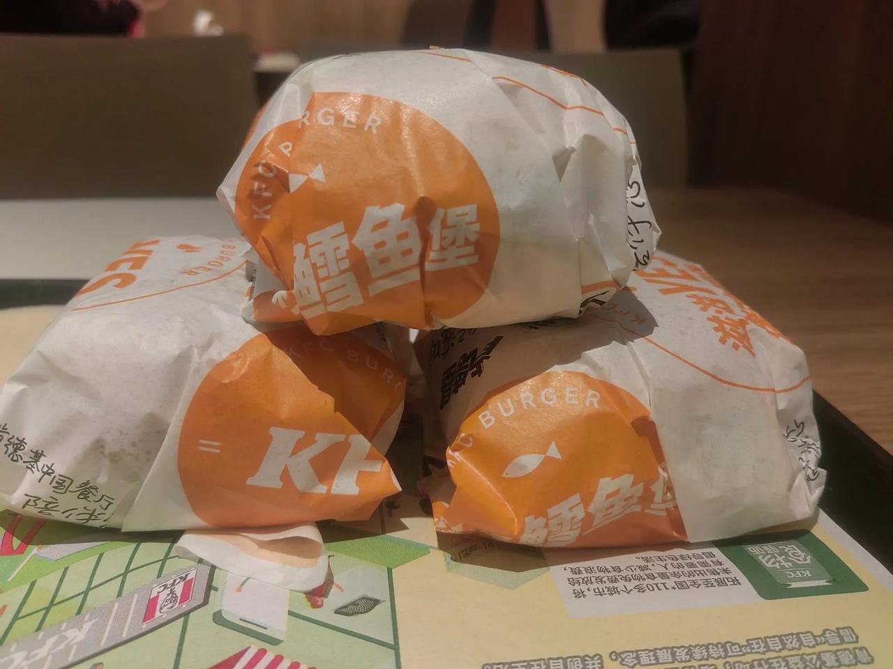 老刘，老刘，食量大如牛🐂。老史也是，三个汉堡🍔才勉强吃饱[捂脸]。