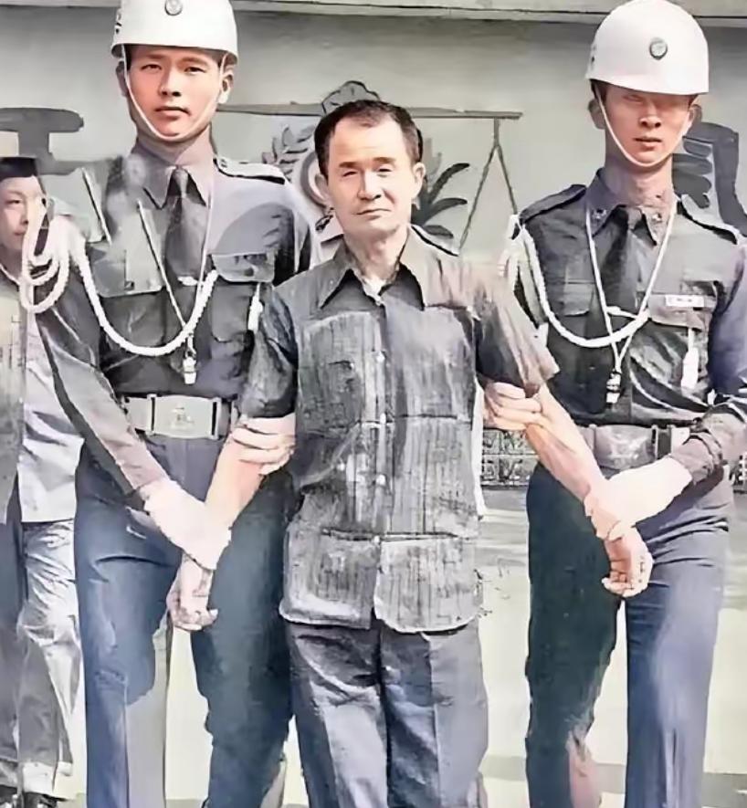 1982年，被判死刑的抗战老兵李师科，即将被押赴刑场。他换上了崭新的短袖衬衣，理